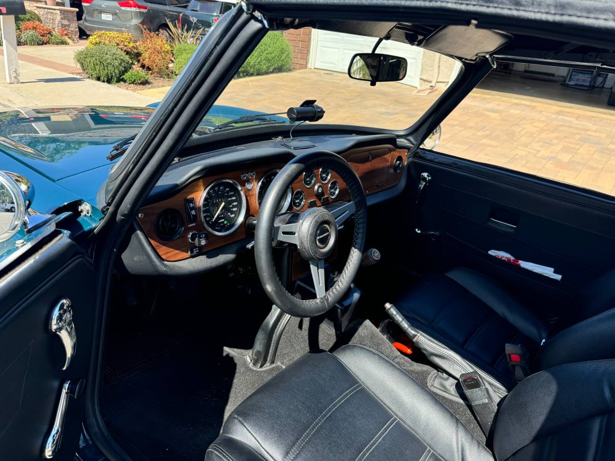 Triumph-tr6-1974-blue-3