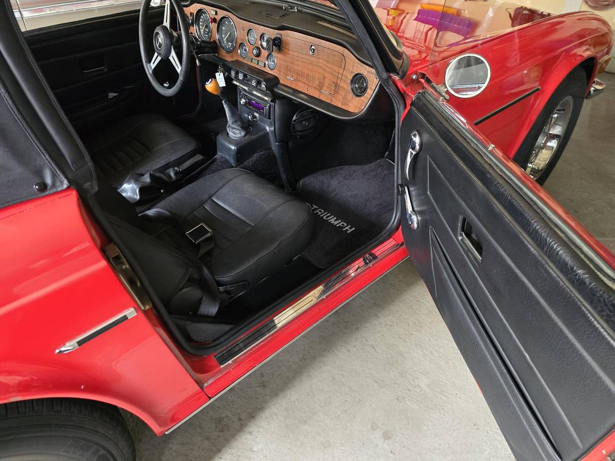Triumph-tr6-1976-red-2