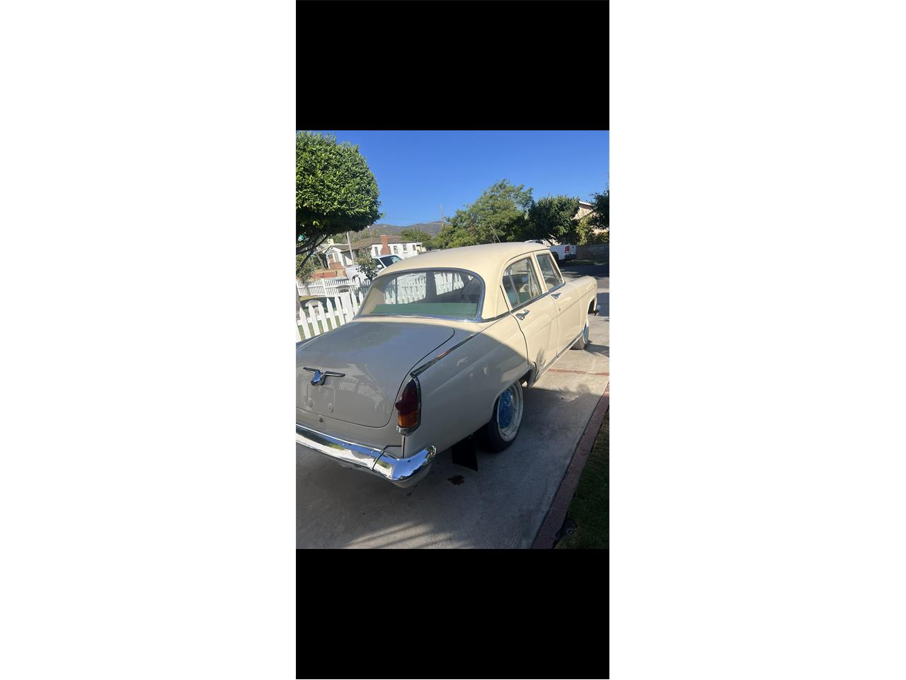 Volga-21-1967-Cream-Green-1