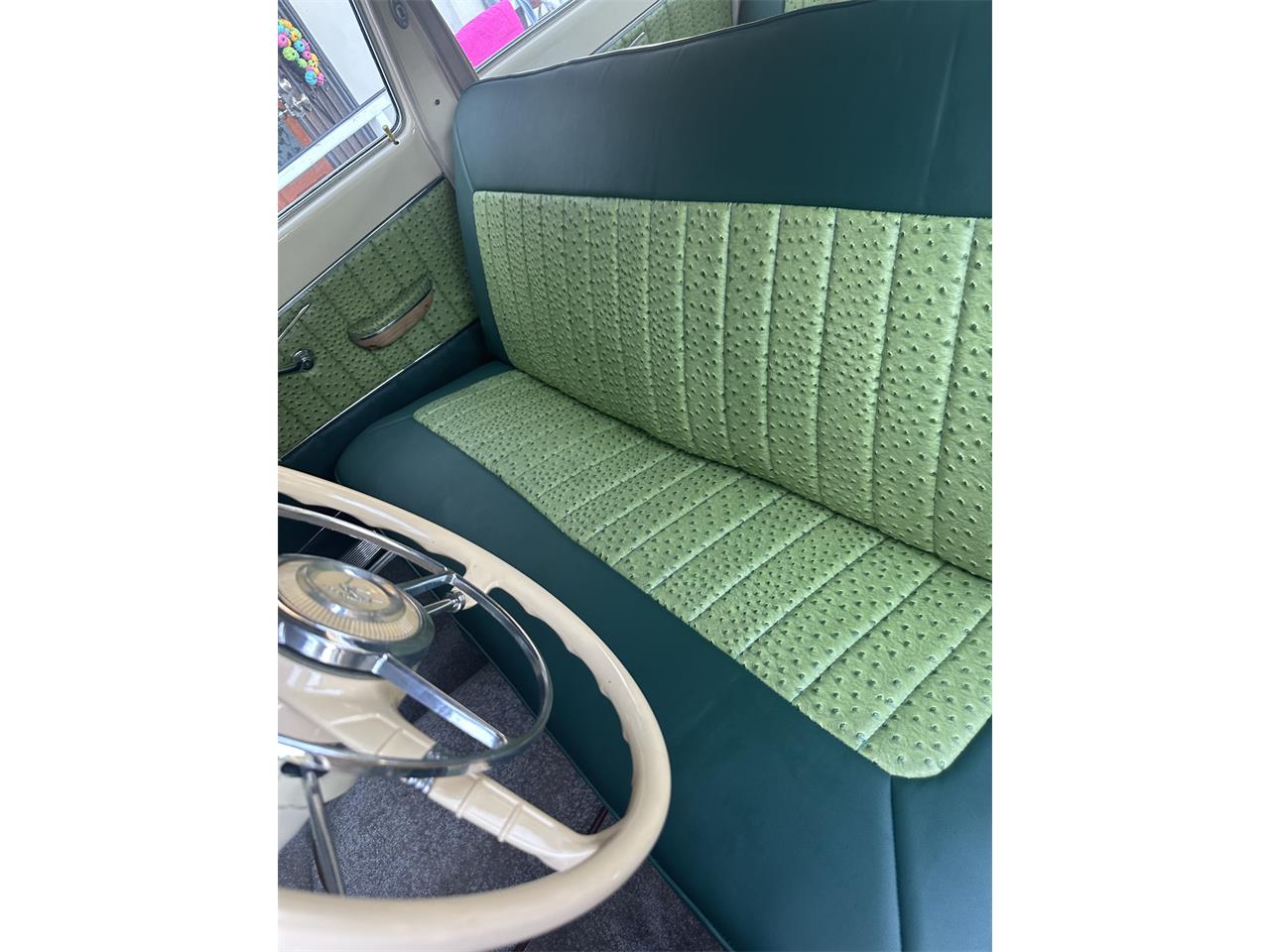 Volga-21-1967-Cream-Green-6