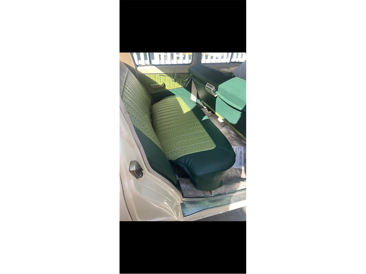 Volga-21-1967-Cream-Green-7