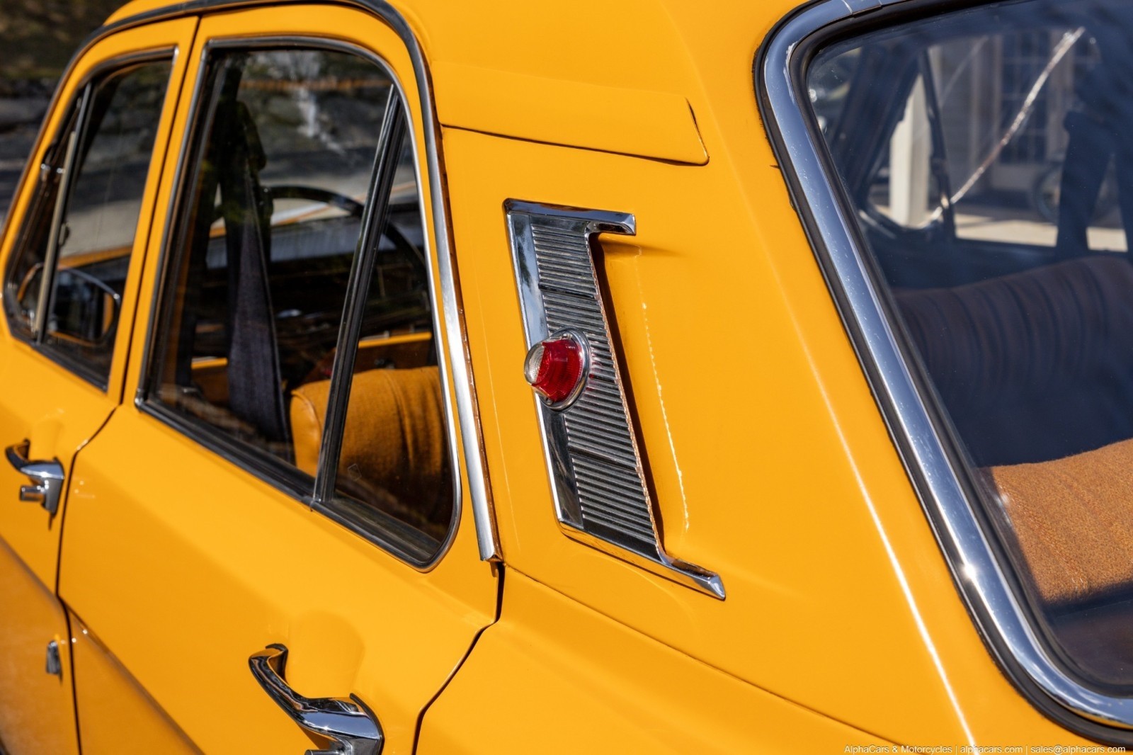 Volga-GAZ-24-1978-Sedan-15