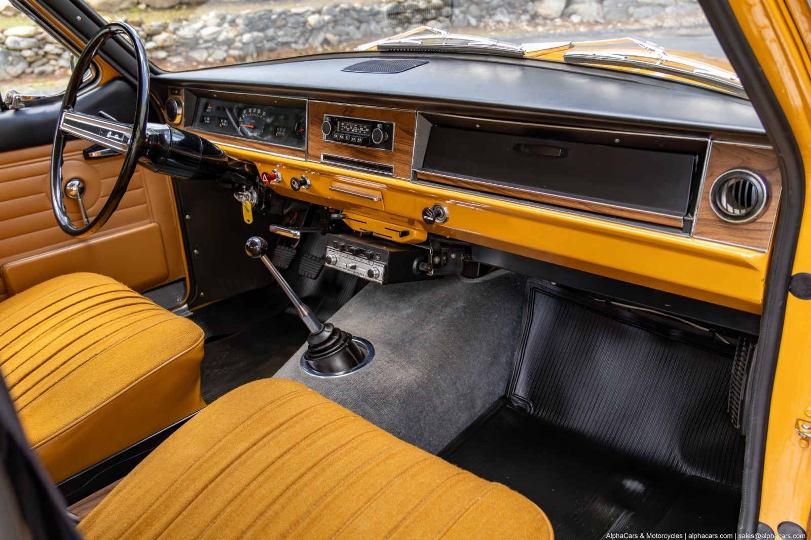Volga-GAZ-24-1978-Sedan-31