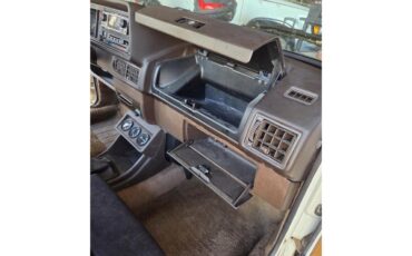 Volkswagen-Jetta-1982-White-Tan-21