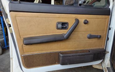 Volkswagen-Jetta-1982-White-Tan-30
