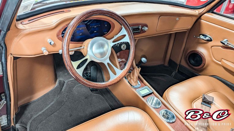 Volkswagen-Karmann-ghia-1966-Red-Tan-8