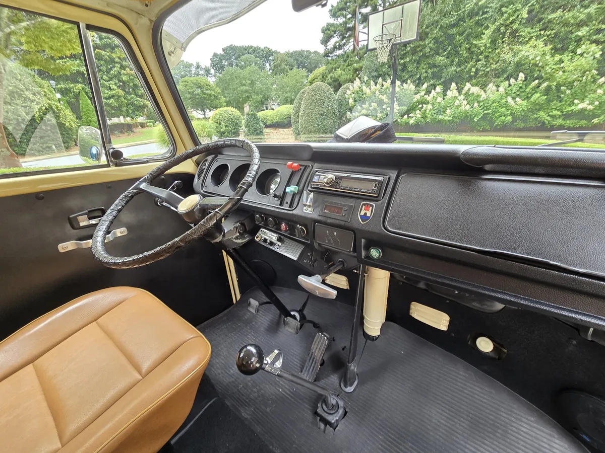 Volkswagen-Kombi-1971-Blue-Tan-12