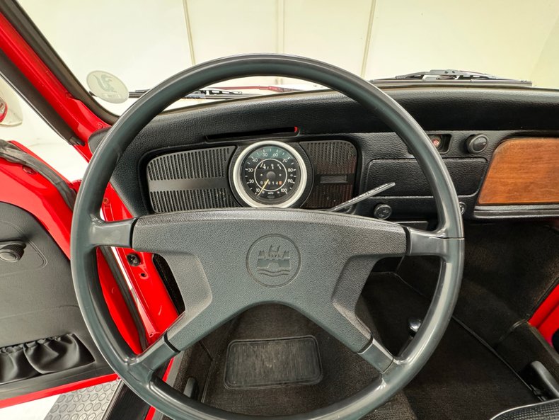 Volkswagen-Super-beetle-1972-Kansas-Red-Black-49