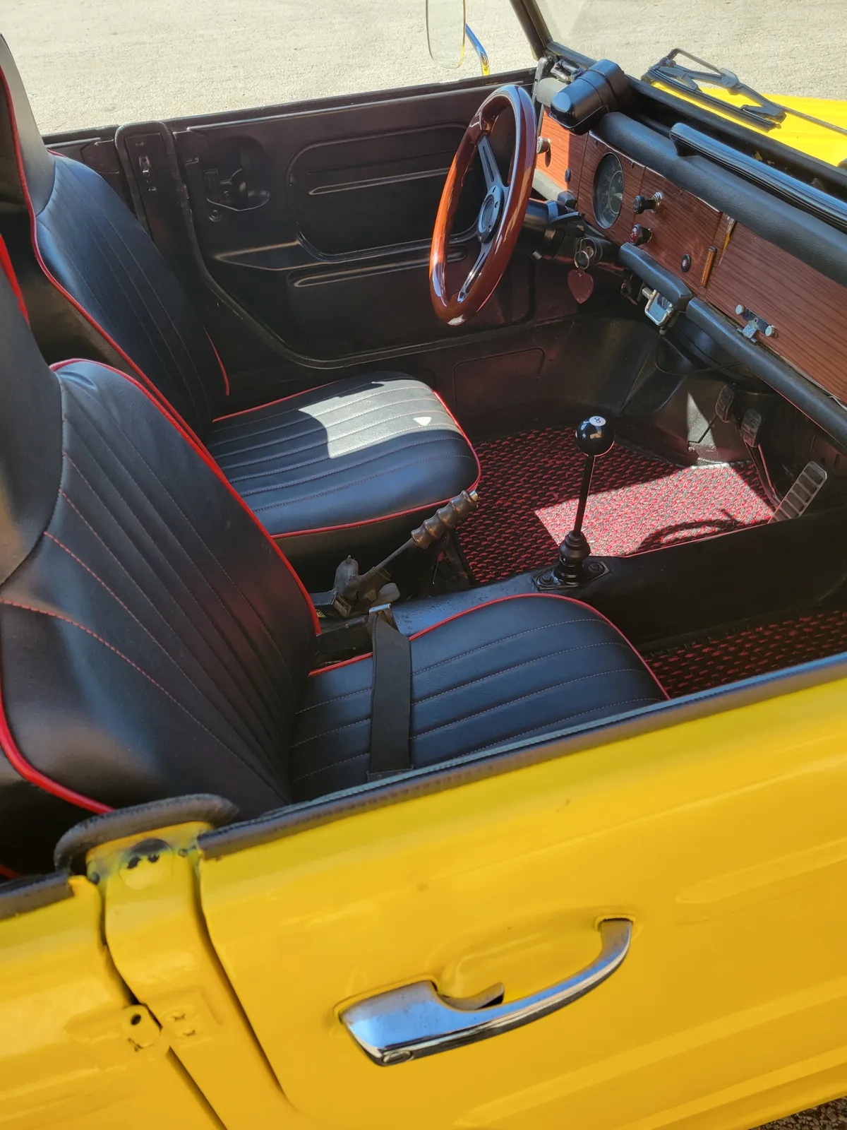 Volkswagen-Thing-1973-Yellow-Black-3