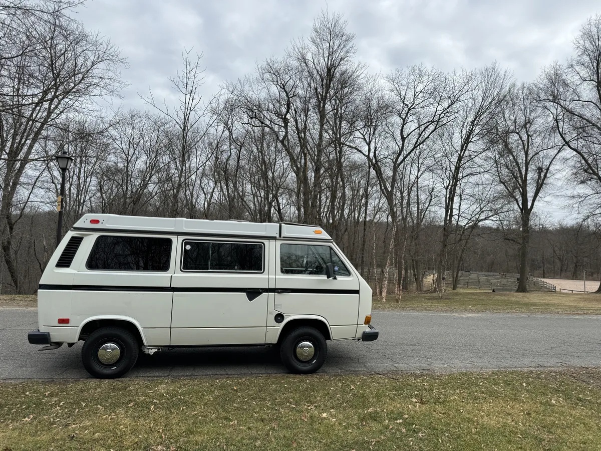 Volkswagen-Vanagon-1984-White-With-Black-Stripe-Joker-Seats-Tan-Interior-Bed-1