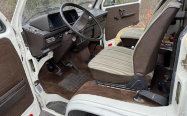 Volkswagen-Vanagon-1984-White-With-Black-Stripe-Joker-Seats-Tan-Interior-Bed-10