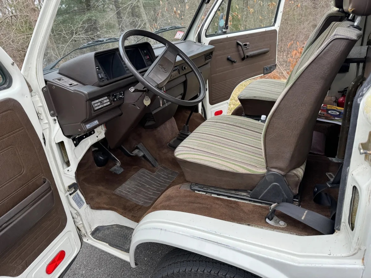 Volkswagen-Vanagon-1984-White-With-Black-Stripe-Joker-Seats-Tan-Interior-Bed-10