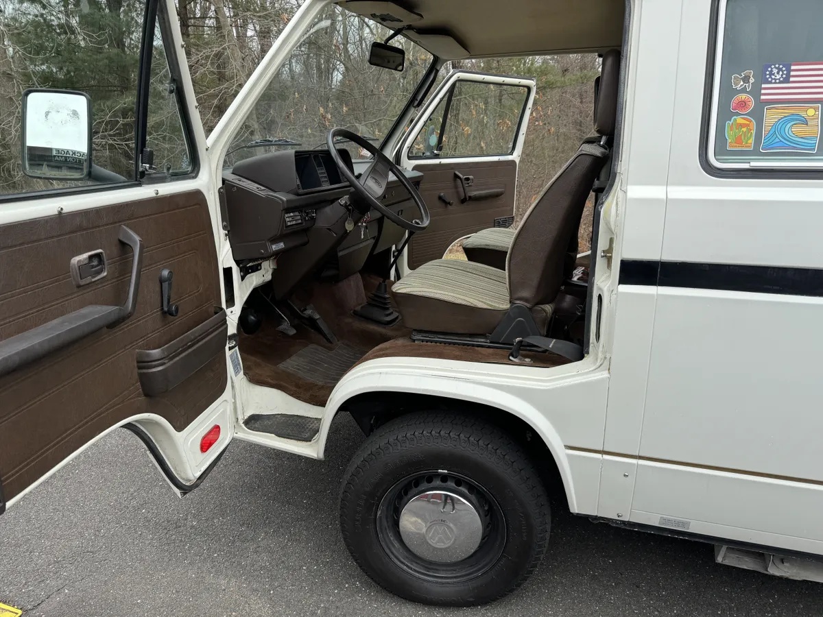 Volkswagen-Vanagon-1984-White-With-Black-Stripe-Joker-Seats-Tan-Interior-Bed-11