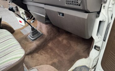 Volkswagen-Vanagon-1984-White-With-Black-Stripe-Joker-Seats-Tan-Interior-Bed-12