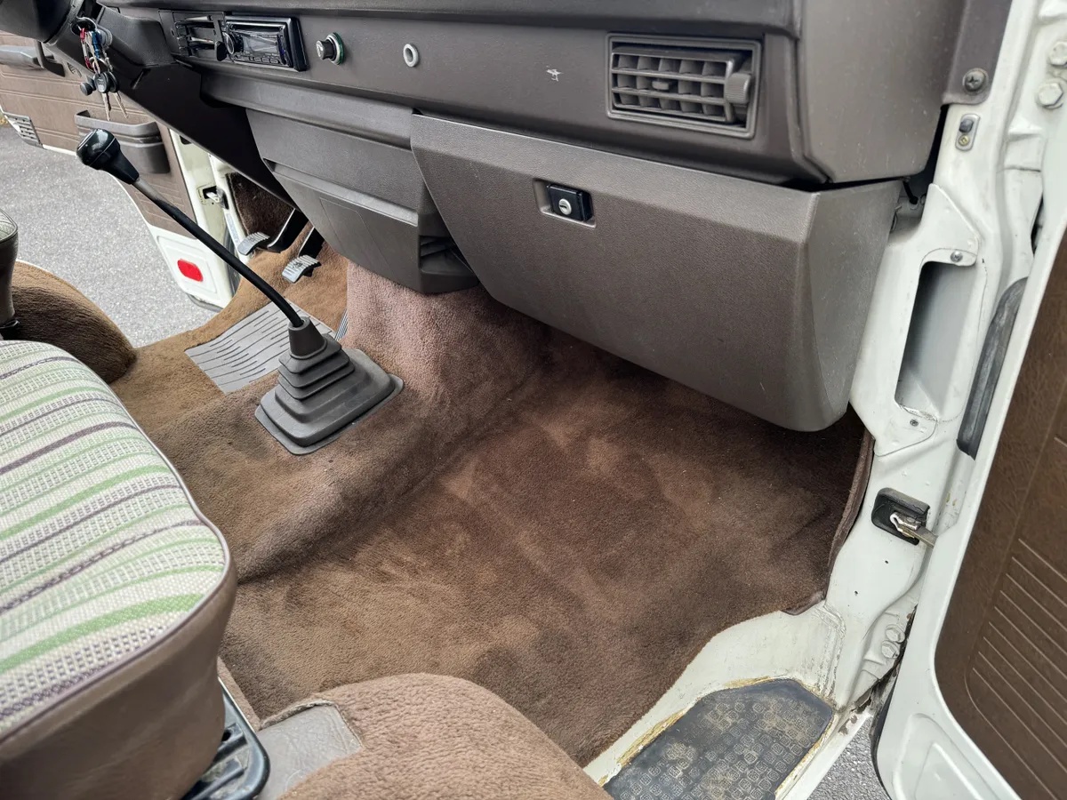 Volkswagen-Vanagon-1984-White-With-Black-Stripe-Joker-Seats-Tan-Interior-Bed-12