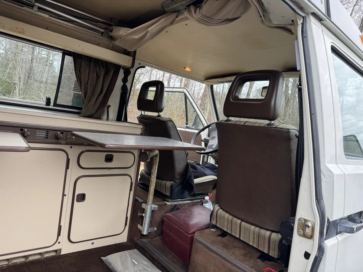Volkswagen-Vanagon-1984-White-With-Black-Stripe-Joker-Seats-Tan-Interior-Bed-13