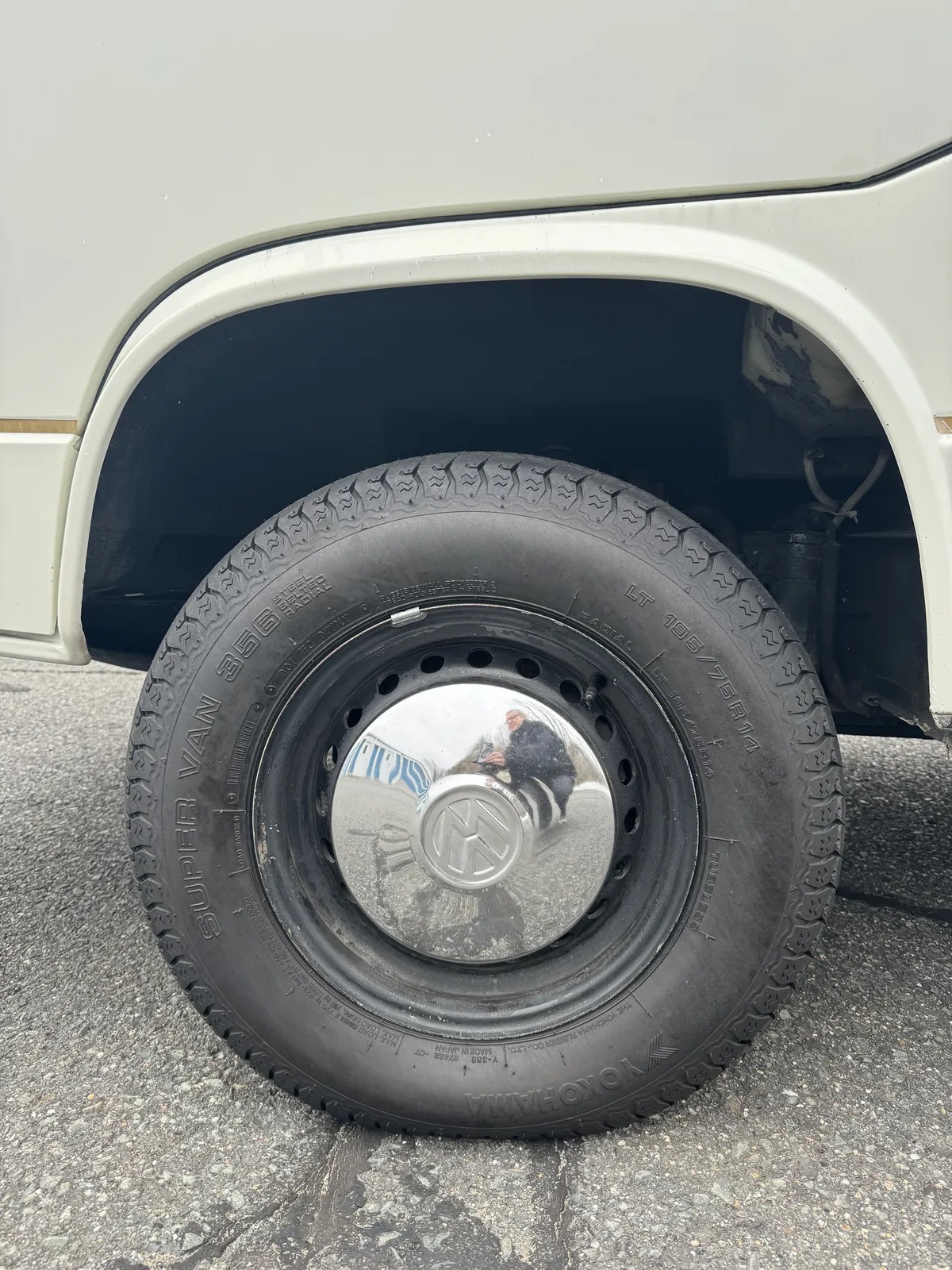 Volkswagen-Vanagon-1984-White-With-Black-Stripe-Joker-Seats-Tan-Interior-Bed-2