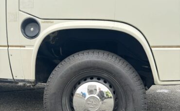 Volkswagen-Vanagon-1984-White-With-Black-Stripe-Joker-Seats-Tan-Interior-Bed-3