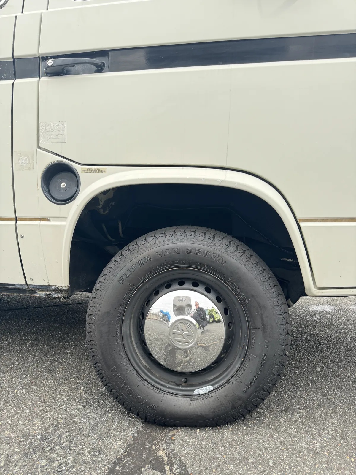 Volkswagen-Vanagon-1984-White-With-Black-Stripe-Joker-Seats-Tan-Interior-Bed-3