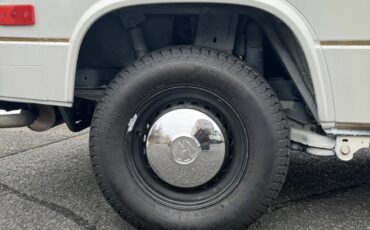 Volkswagen-Vanagon-1984-White-With-Black-Stripe-Joker-Seats-Tan-Interior-Bed-4