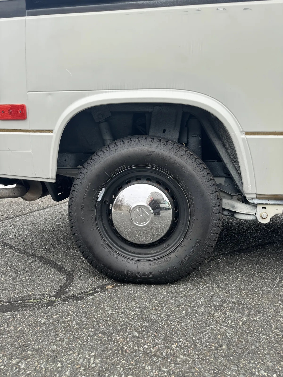 Volkswagen-Vanagon-1984-White-With-Black-Stripe-Joker-Seats-Tan-Interior-Bed-4