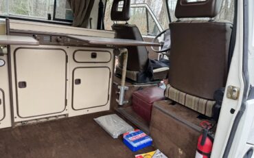 Volkswagen-Vanagon-1984-White-With-Black-Stripe-Joker-Seats-Tan-Interior-Bed-8