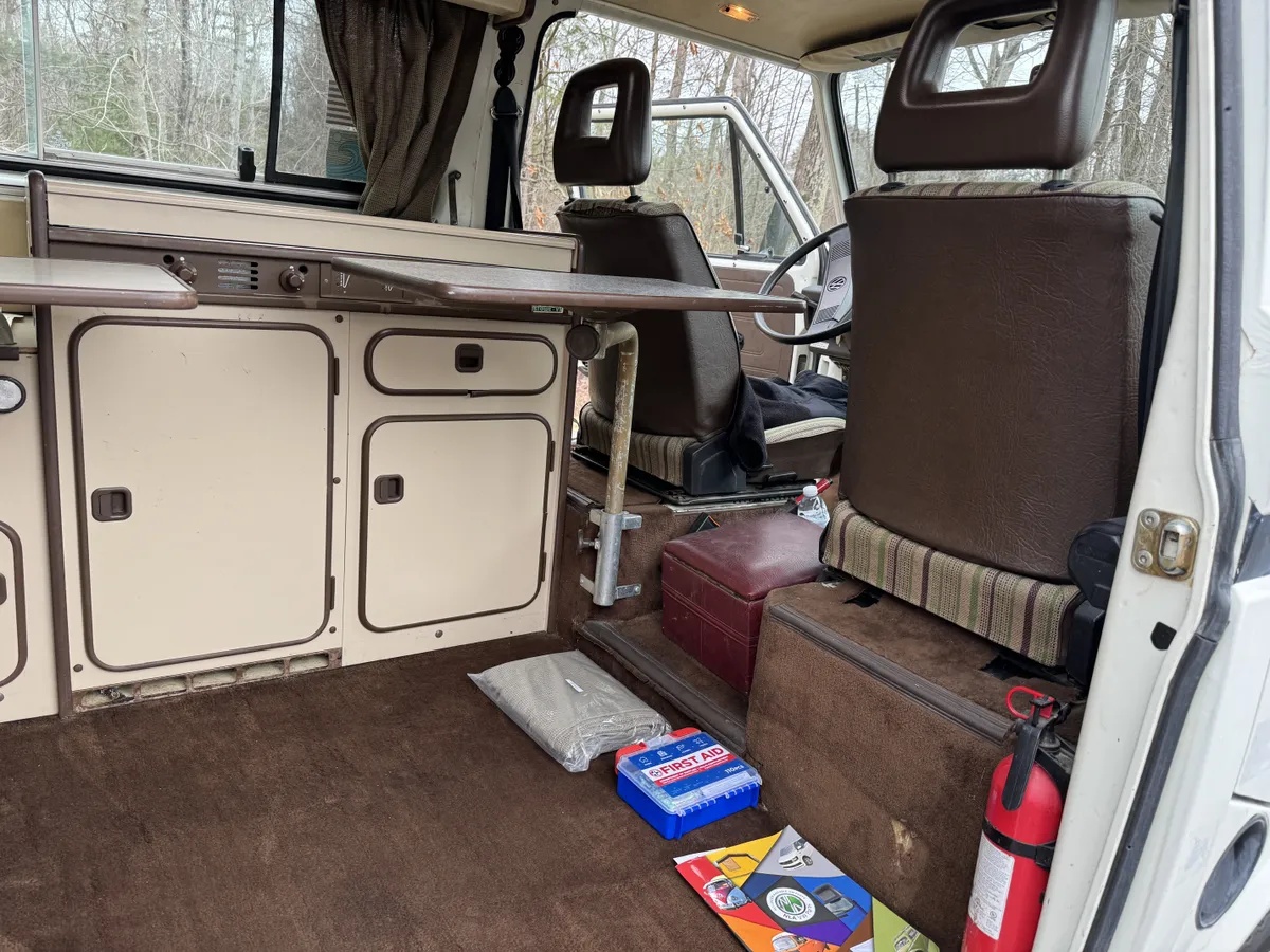Volkswagen-Vanagon-1984-White-With-Black-Stripe-Joker-Seats-Tan-Interior-Bed-8