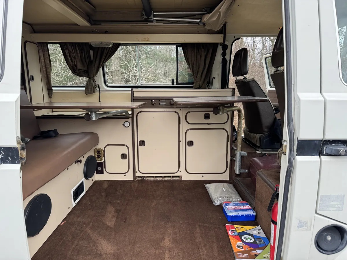 Volkswagen-Vanagon-1984-White-With-Black-Stripe-Joker-Seats-Tan-Interior-Bed-9
