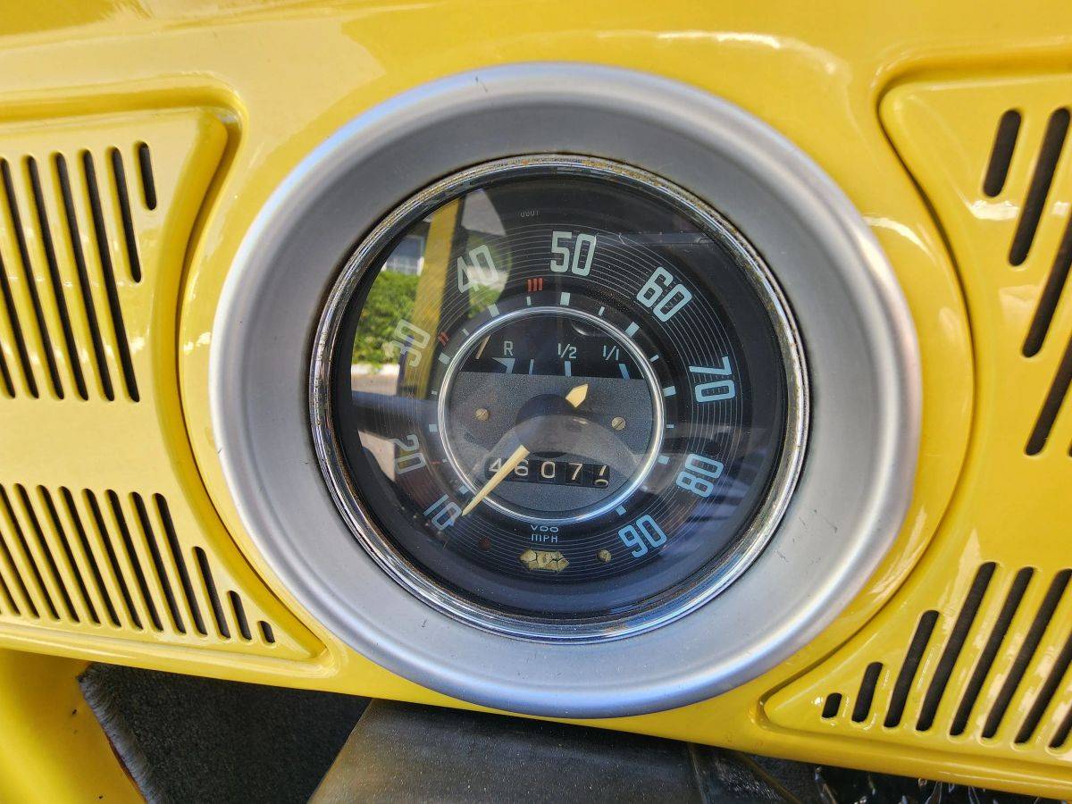 Volkswagen-beetle-1968-yellow-7