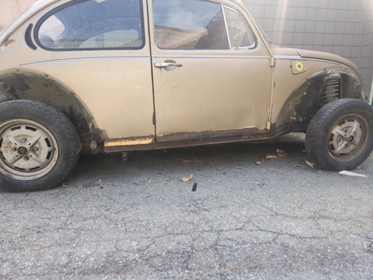 Volkswagen-beetle-1975-4