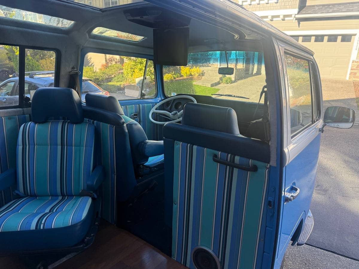 Volkswagen-bus-1968-blue-11