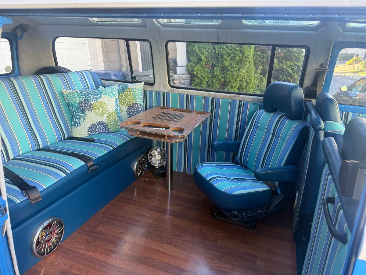 Volkswagen-bus-1968-blue-12