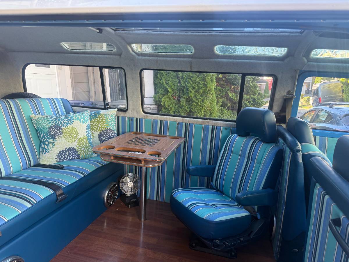 Volkswagen-bus-1968-blue-13