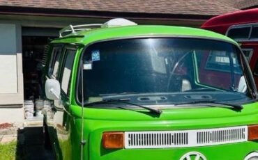 Volkswagen-bus-1973-green-11