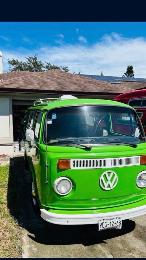Volkswagen-bus-1973-green-11