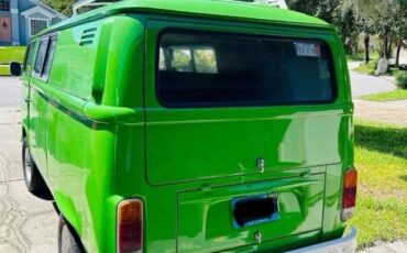 Volkswagen-bus-1973-green-12
