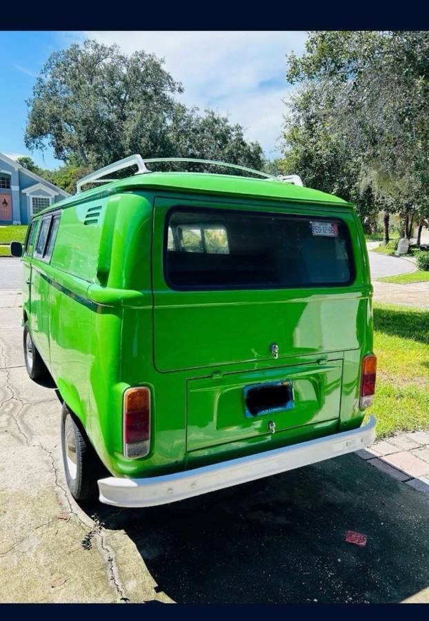 Volkswagen-bus-1973-green-12