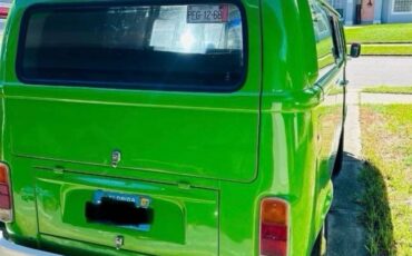 Volkswagen-bus-1973-green-8