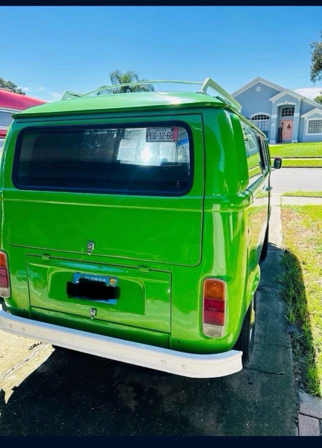 Volkswagen-bus-1973-green-8