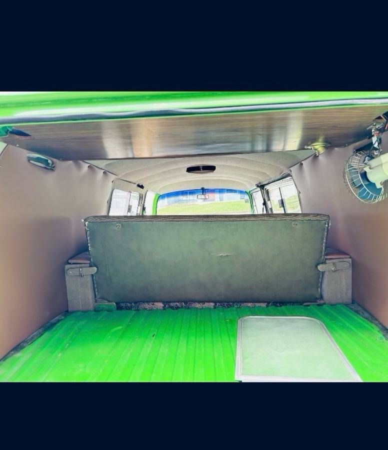 Volkswagen-bus-1973-green-9