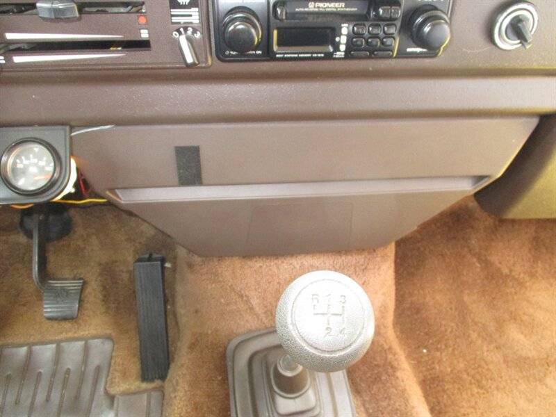 Volkswagen-busvanagon-camper-1982-white-20