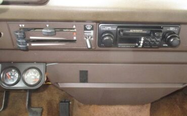 Volkswagen-busvanagon-camper-1982-white-93