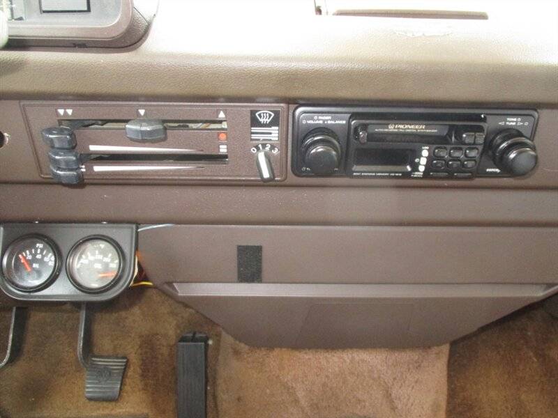 Volkswagen-busvanagon-camper-1982-white-93