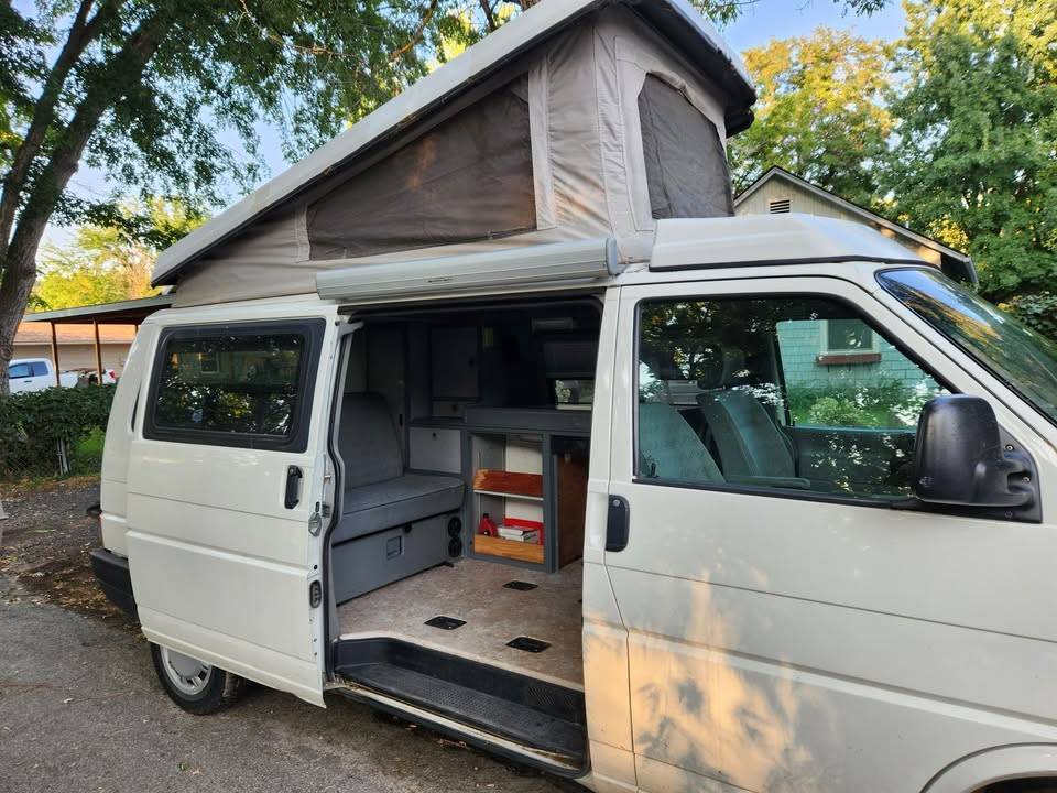 Volkswagen-eurovan-camper-1995-white-1