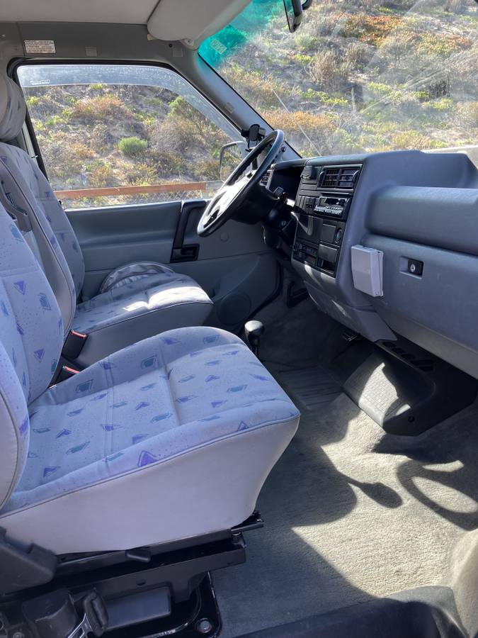 Volkswagen-eurovan-camper-1995-white-37