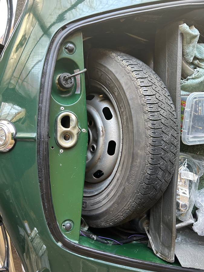 Volkswagen-karmann-ghia-1970-green-3