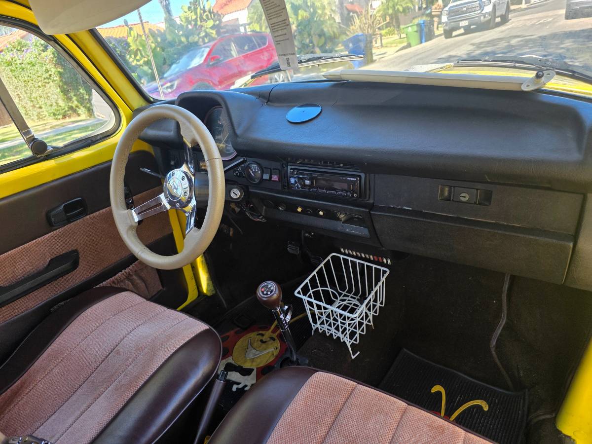 Volkswagen-super-beetle-1974-yellow-17