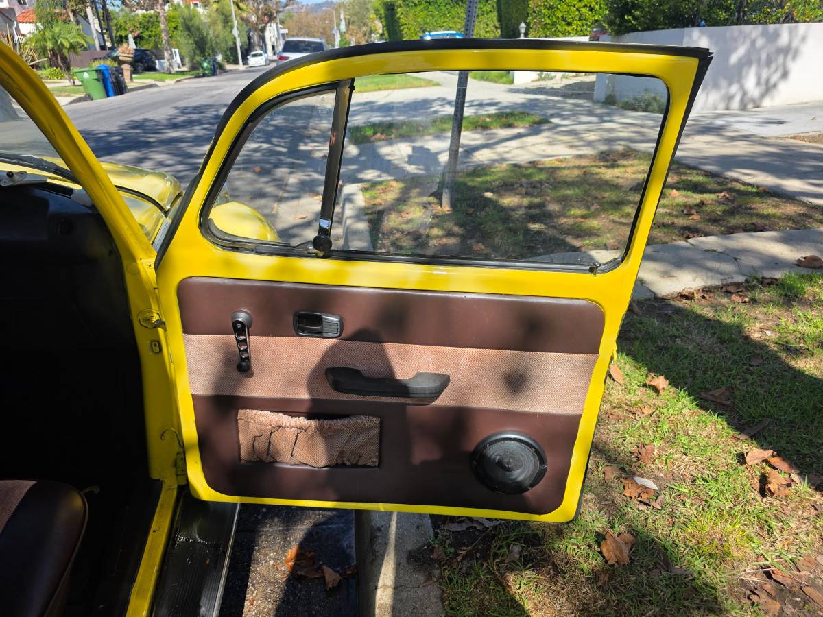 Volkswagen-super-beetle-1974-yellow-9