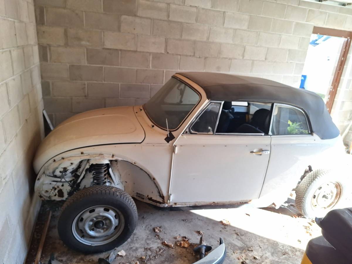 Volkswagen-super-beetle-convertible-1978-3