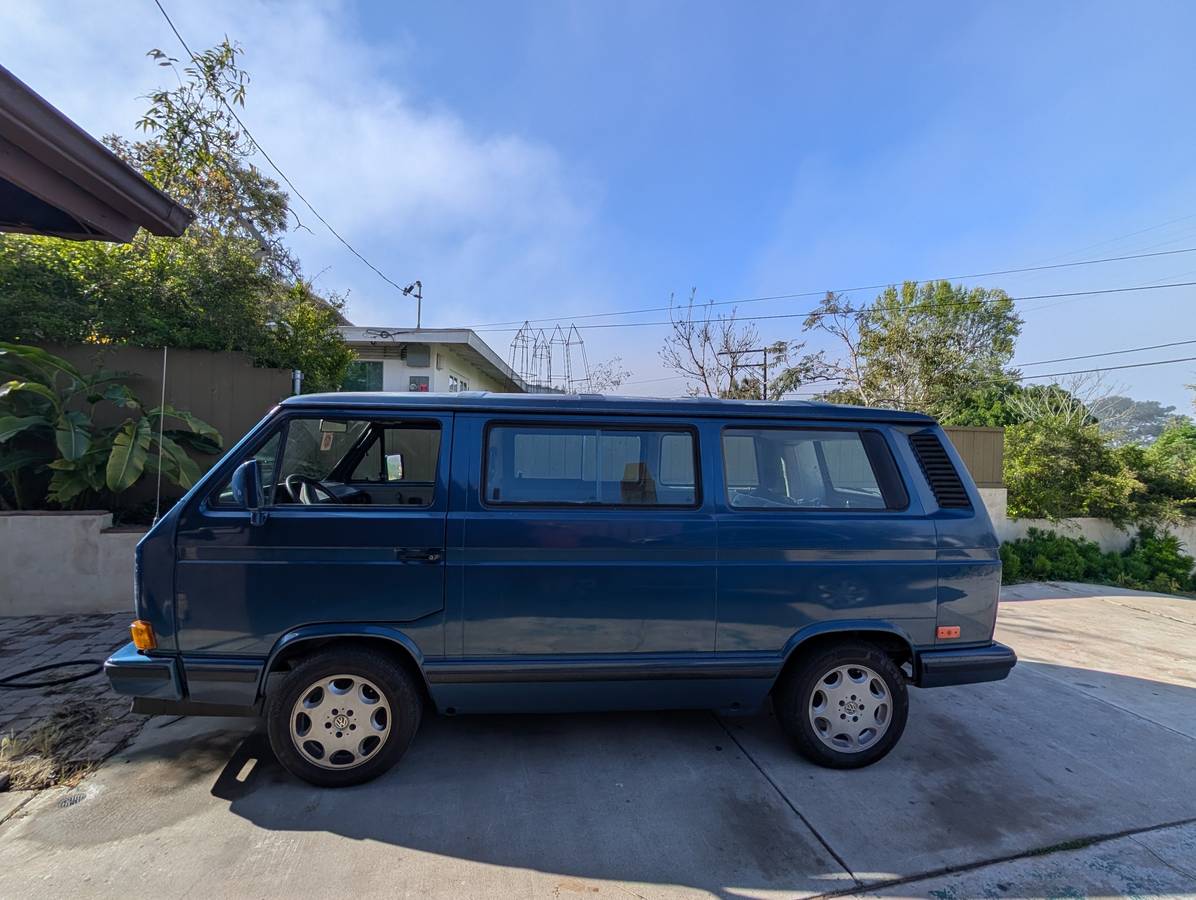 Volkswagen-vanagon-1990-blue